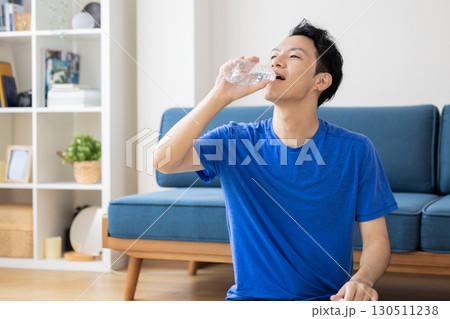 自宅でトレーニングをするミドル男性 130511238