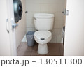 アメリカの仕切りの空いたトイレの個室。アメリカ 130511300
