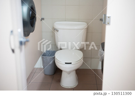アメリカの仕切りの空いたトイレの個室。アメリカ アメリカの仕切りの空いたトイレの個室。アメリカ 130511300