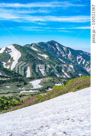 トンビ岩コースの雪渓から見る別山と大屛風　初夏の白山御前峰登山 130511367