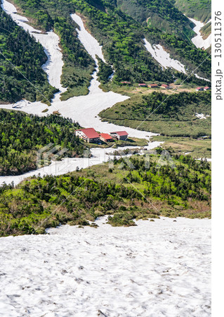 トンビ岩コースの雪渓から見る南竜ヶ馬場の南竜山荘　初夏の白山御前峰登山 130511376