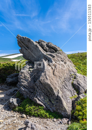 白山の室堂平と南竜ヶ馬場の中間に位置するトンビ岩 初夏の白山御前峰登山 白山の室堂平と南竜ヶ馬場の中間に位置するトンビ岩 初夏の白山御前峰登山 130511383