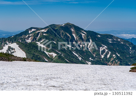 白山室堂平の雪原から見る別山 初夏の白山御前峰登山(トンビ岩コース) 白山室堂平の雪原から見る別山 初夏の白山御前峰登山(トンビ岩コース) 130511392