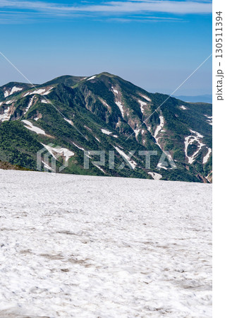 白山室堂平の雪原から見る別山　初夏の白山御前峰登山（トンビ岩コース） 130511394
