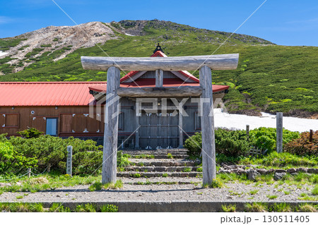 白山室堂平の白山比咩神社(奥宮登拝の祈祷殿)と御前峰 初夏の白山御前峰登山 白山室堂平の白山比咩神社(奥宮登拝の祈祷殿)と御前峰 初夏の白山御前峰登山 130511405