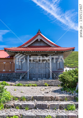 白山室堂平の白山比咩神社（奥宮登拝の祈祷殿）と御前峰　初夏の白山御前峰登山 130511407