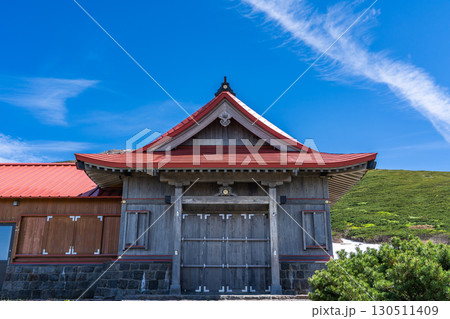 白山室堂平の白山比咩神社(奥宮登拝の祈祷殿)と御前峰 初夏の白山御前峰登山 白山室堂平の白山比咩神社(奥宮登拝の祈祷殿)と御前峰 初夏の白山御前峰登山 130511409