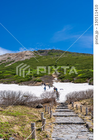 白山室堂平の登拝道から見上げる御前峰　初夏の白山御前峰登山 130511410
