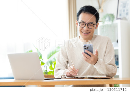 テレワーク 自宅で仕事をしているミドル男性 テレワーク 自宅で仕事をしているミドル男性 130511712