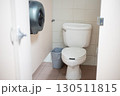 アメリカの仕切りの空いたトイレの個室 130511815