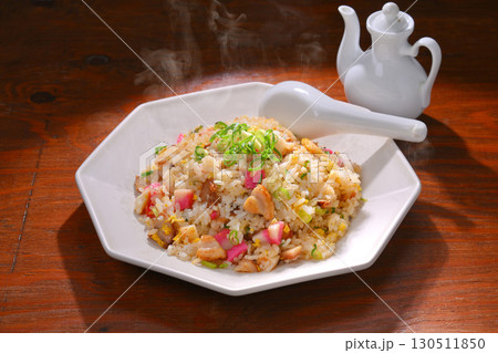 注）湯気は合成です。チャーハン、炒飯。具材はチャーシュー、九条ネギ、カマボコ、卵。 130511850
