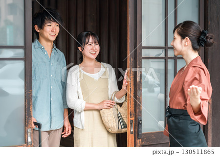 老舗の温泉旅館・高級旅館・宿坊で観光客に接客する仲居さん・女将さん 130511865