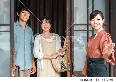 老舗の温泉旅館・高級旅館・宿坊で観光客に接客する仲居さん・女将さん 130511866