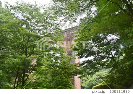 新緑の木々に包まれためがね橋 新緑の木々に包まれためがね橋 130511959