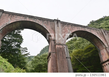 旧碓氷線のシンボルめがね橋 130511961