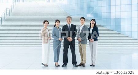 並んで立つビジネスパーソン 130512029
