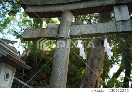 多摩川浅間神社の朝の神聖な鳥居 - ゆれる紙垂（東京都大田区） 130512246