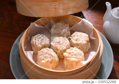注）湯気は合成です。シューマイ、焼売、中華料理、蒸籠蒸し。 130512268
