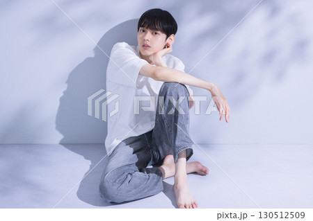 20代男性のビューティーイメージ　ポートレート 130512509