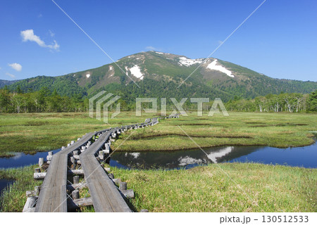 群馬県片品村 尾瀬ヶ原から望む至仏山と木道 群馬県片品村 尾瀬ヶ原から望む至仏山と木道 130512533