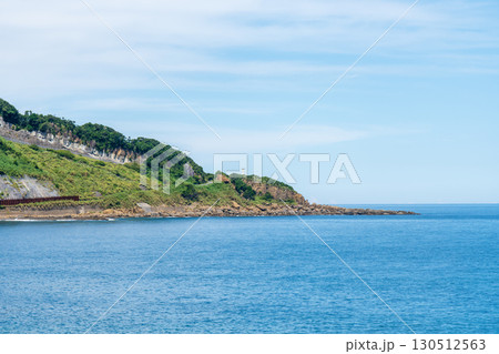 青い海と岬に立つ鵜戸埼灯台の風景 宮崎県日南市 青い海と岬に立つ鵜戸埼灯台の風景 宮崎県日南市 130512563
