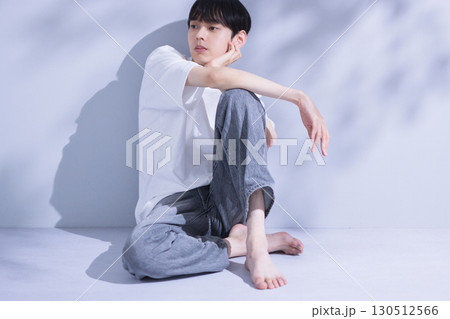 20代男性のビューティーイメージ　ポートレート 130512566