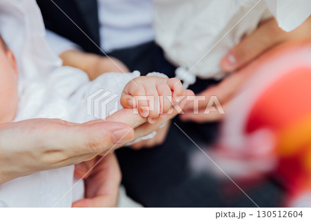 赤ちゃんの手と両親の手　子育てイメージ 130512604