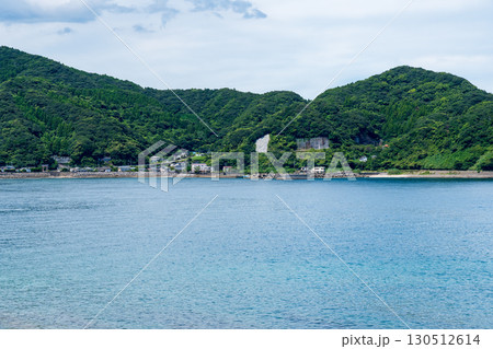 宮崎県日南市の鵜戸港と周囲の山並みを望む海の風景 130512614