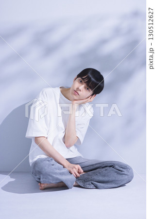 20代男性のビューティーイメージ　ポートレート 130512627