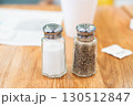 レストランのテーブルの上の塩胡椒の入ったガラス瓶 130512847