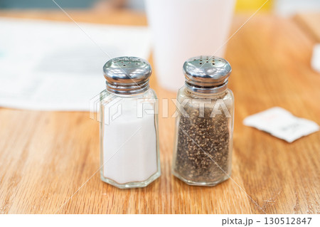 レストランのテーブルの上の塩胡椒の入ったガラス瓶 レストランのテーブルの上の塩胡椒の入ったガラス瓶 130512847