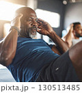 トレーニングジムで運動するシニア男性 130513485