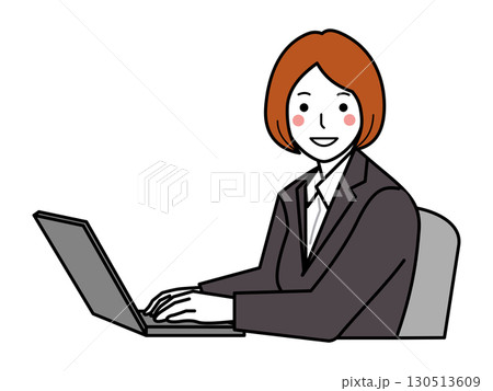 チャコールスーツ。顔が正面向きの横から見たパソコンを操作する女性 チャコールスーツ。顔が正面向きの横から見たパソコンを操作する女性 130513609