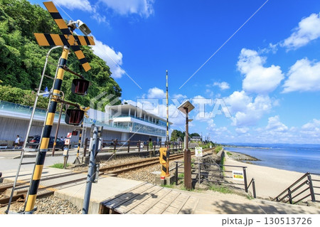 高岡市、雨晴海岸の義経岩踏切 130513726