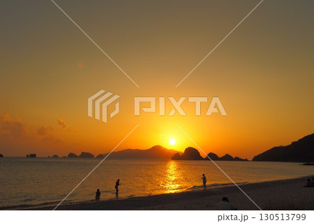 阿真ビーチに沈む夕日　沖縄の風景 130513799