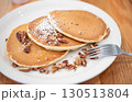 ナッツがたくさん乗ったパンケーキとフォーク 130513804