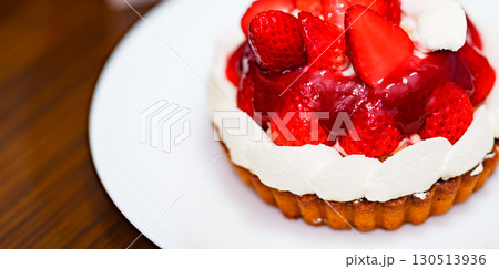 ストロベリー タルト ケーキ の イチゴ が 美味しそう 【 季節 の フルーツ ケーキ 】 130513936