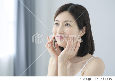 自宅でフェイスケアをする日本人女性のビューティーイメージ 130514349