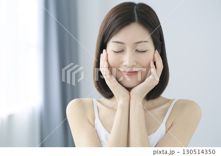 自宅でフェイスケアをする日本人女性のビューティーイメージ 130514350