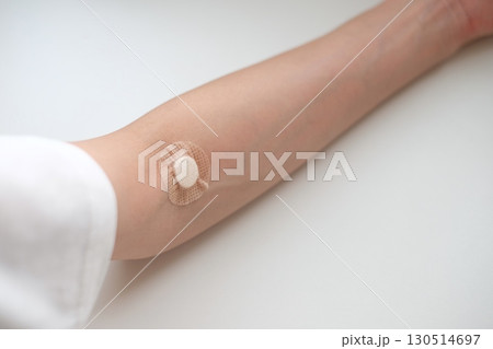 40代女性の腕　採血後 130514697