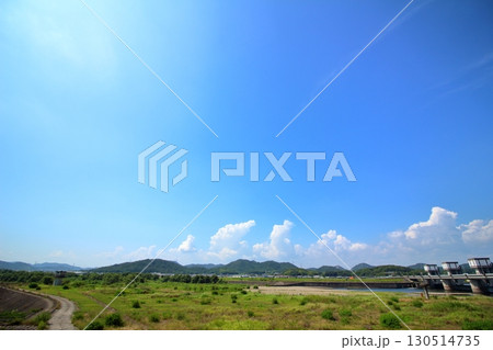 晴れ渡る大空と河原の風景 晴れ渡る大空と河原の風景 130514735