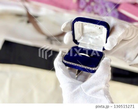 指輪のケースを開けた白手袋の手元_着物背景 130515271