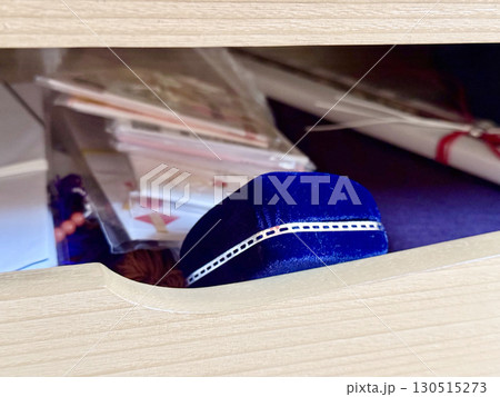 引出しに入ったたくさんの祝儀袋と指輪ケース 130515273