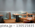 落ち着いた雰囲気のレストランのテーブルとソファ 130515835