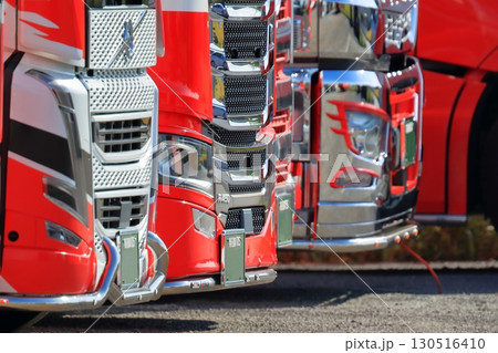 並んだ大型トラック　イメージ 130516410