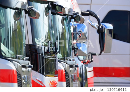 並んだ大型トラック　イメージ 130516411