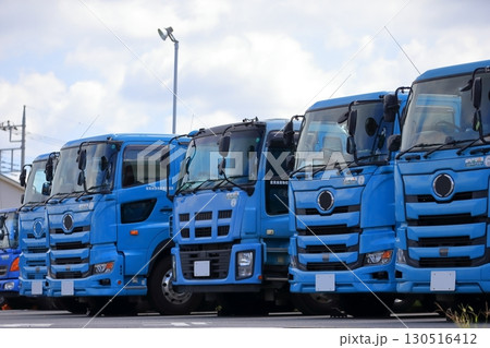 並んだ大型トラック　イメージ 130516412