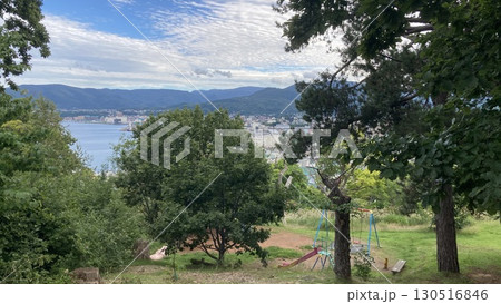 木々と隠れた街並み 木々と隠れた街並み 130516846