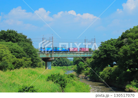 緑と夏空が眩しい夏の柳瀬川を往く貨物列車。 緑と夏空が眩しい夏の柳瀬川を往く貨物列車。 130517070