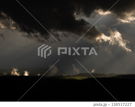 北海道・富良野の秋景色と dramaticな空模様 北海道・富良野の秋景色と dramaticな空模様 130517227